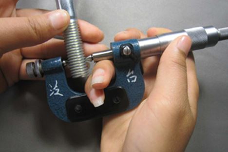 A specialized type of micrometer screw gauge  for measuring the pitch diameters of cutting, thread tools, and threaded parts.